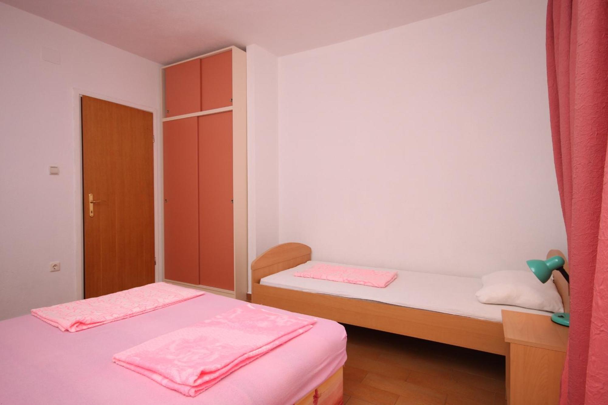 Apartments With A Parking Space Zivogosce - Porat, Makarska - 6700 Игране Стая снимка