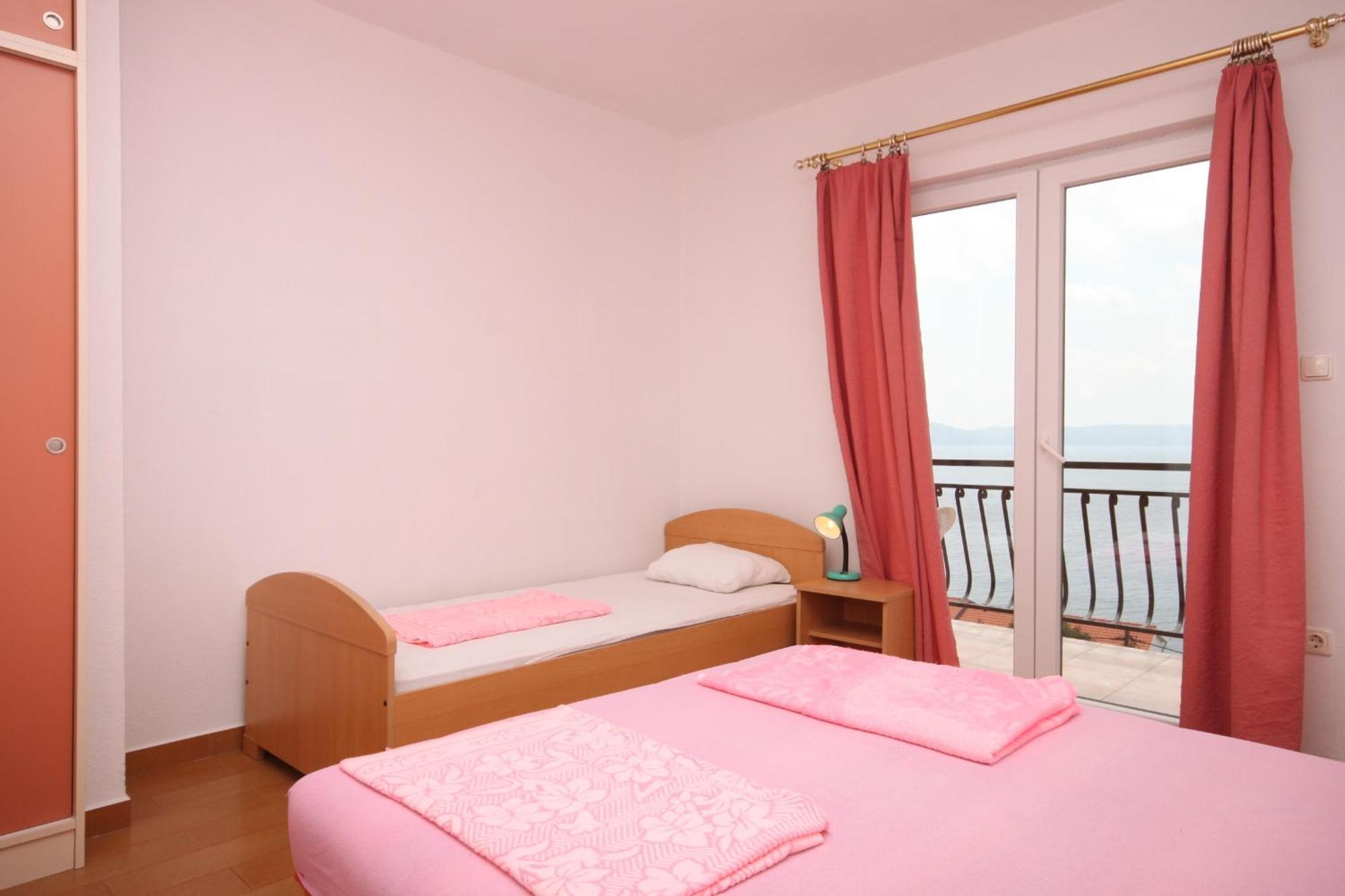 Apartments With A Parking Space Zivogosce - Porat, Makarska - 6700 Игране Стая снимка